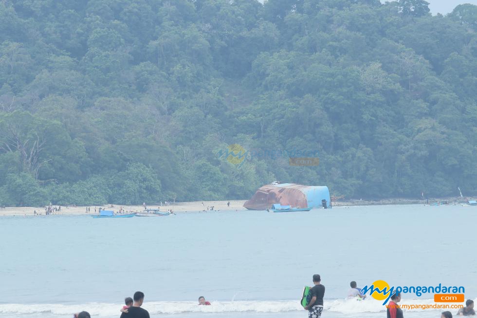 Bangkai Kapal Viking Terlihat Dari Pantai Barat Pangandaran 