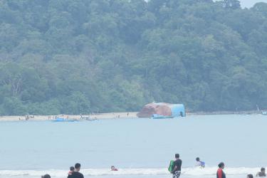 Bangkai Kapal Viking Terlihat Dari Pantai Barat Pangandaran 