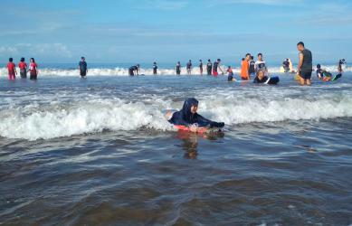 Berenang dan Berselancar di Laut Pangandaran