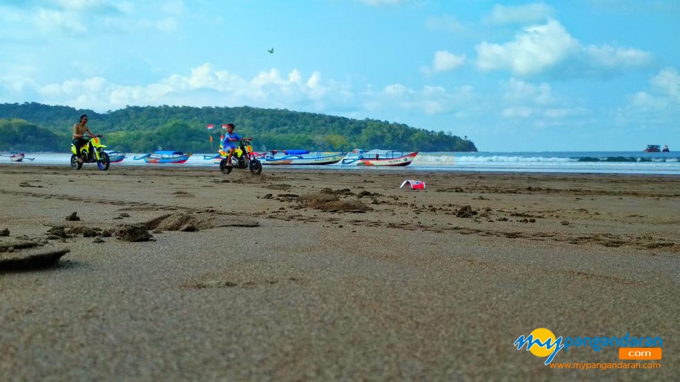 Bermotor Ria disaat Pantai Sedang Surut