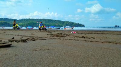 Bermotor Ria disaat Pantai Sedang Surut