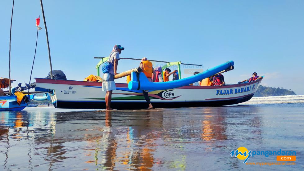 Berwisata Bahari di Pantai Barat Pangandaran