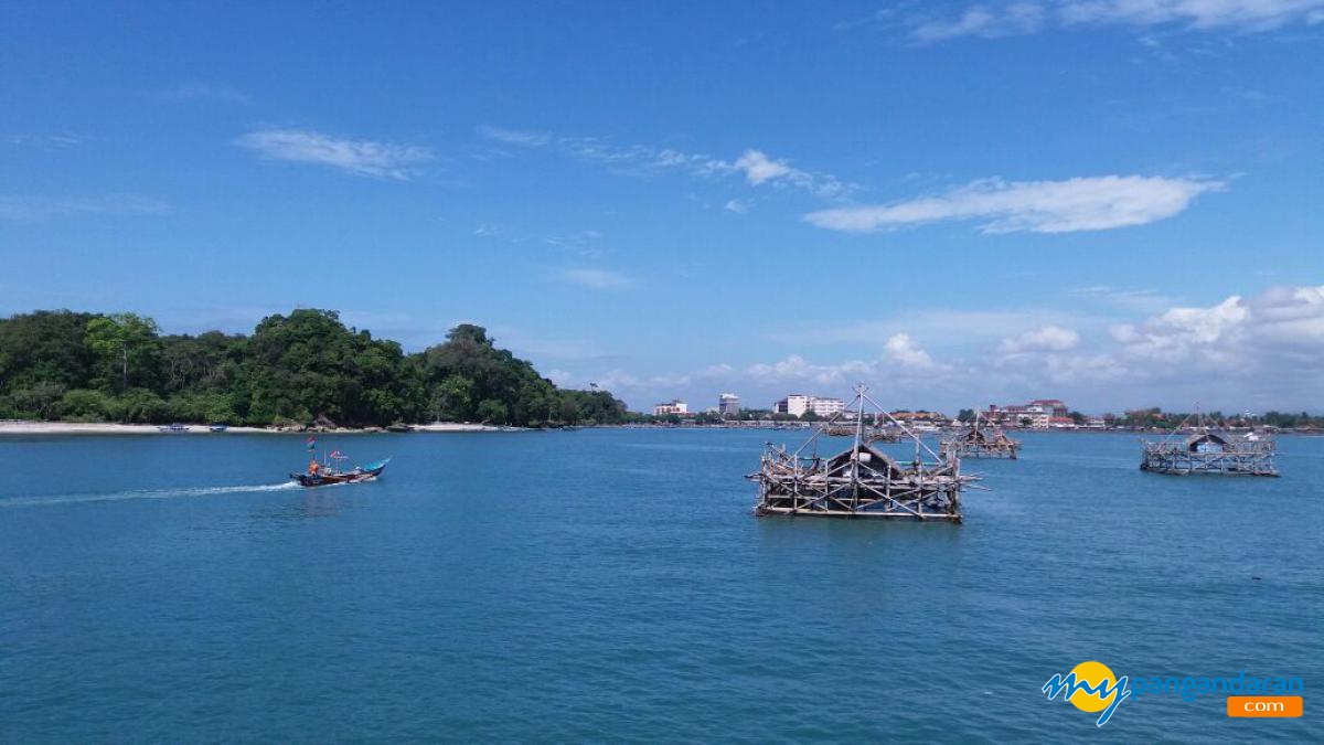 Birunya Air Pantai Timur Pangandaran Yang Memanjakan Mata