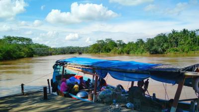 Duduk Santai diatas Kapal Compreng