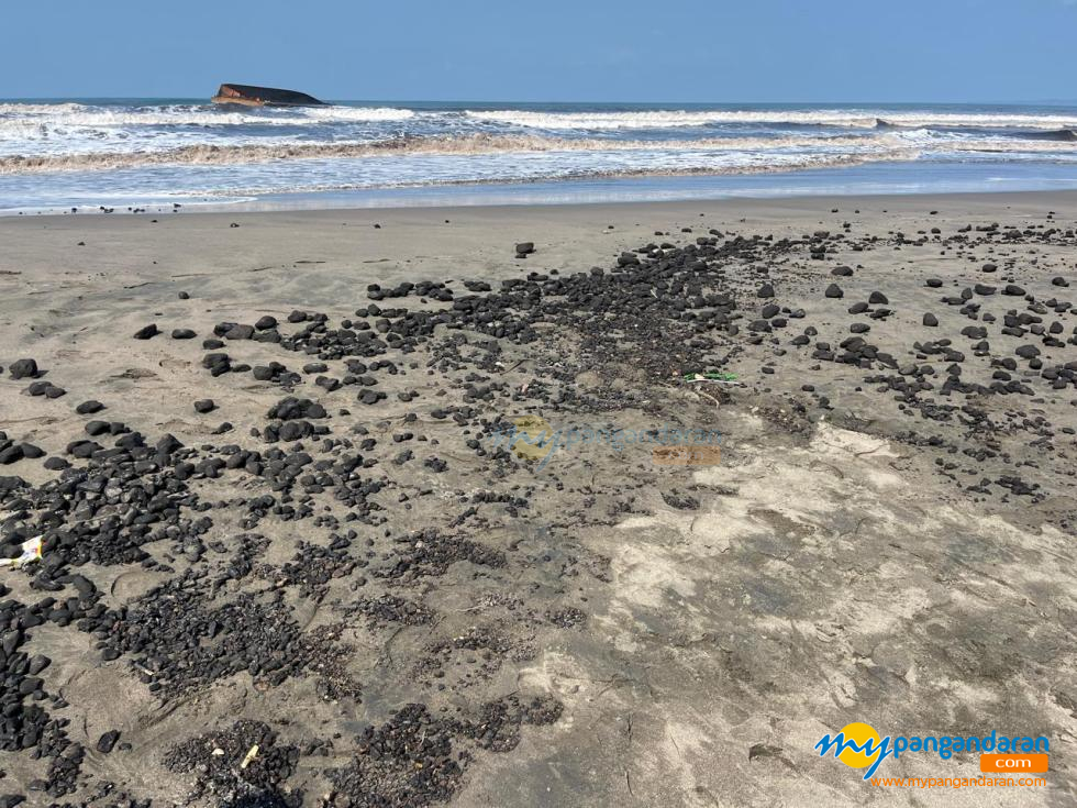 Foto: Hamparan batu bara terlihat berserakan di pesisir Pantai Sukaresik, Kabupaten Pangandaran