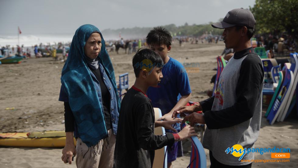 Gunakan Selancar Saat Berenang di Pantai Pangandaran