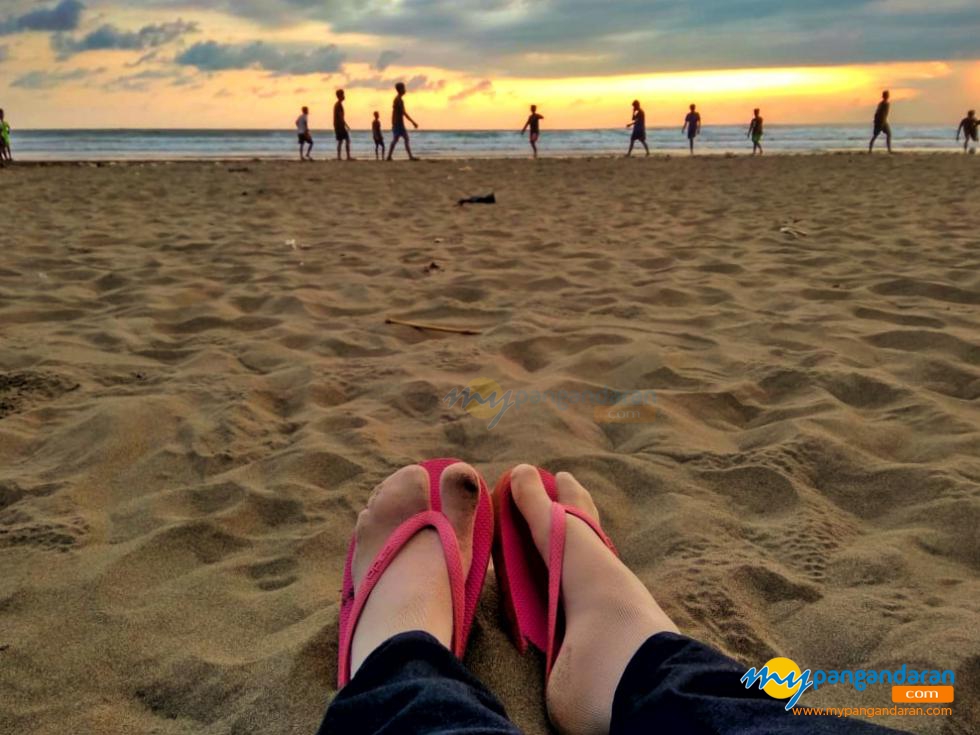 Menikmati Pantai di Sore Hari