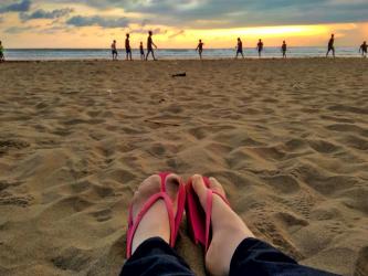 Menikmati Pantai di Sore Hari