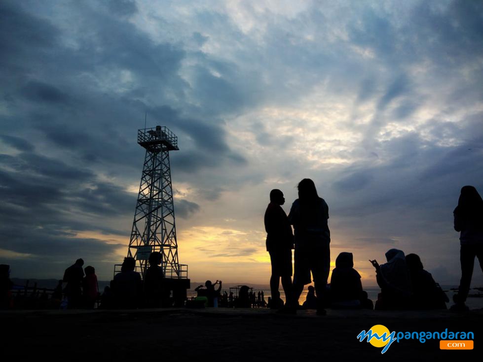 Indahnya Foto Siluet Penikmat Matahari Terbit di Pantai Timur Pangandaran