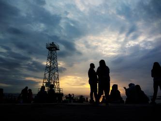 Indahnya Foto Siluet Penikmat Matahari Terbit di Pantai Timur Pangandaran