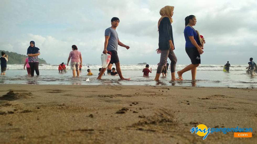 Karena Pantai Pangandaran, Mereka Bahagia