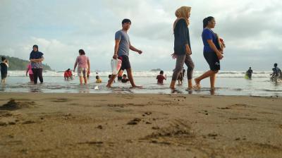 Karena Pantai Pangandaran, Mereka Bahagia