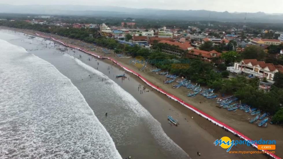 Kirab Bendera Merah Putih Sepanjang 1000 Meter di Pangandaran 