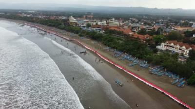 Kirab Bendera Merah Putih Sepanjang 1000 Meter di Pangandaran 