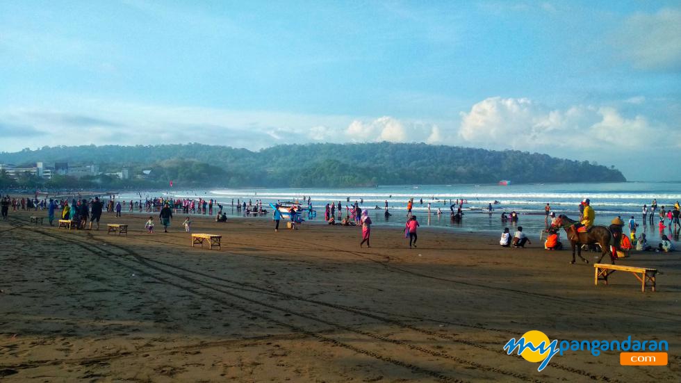 Kondisi Surut, Pesisir Pantai Barat Pangandaran Menjadi Sangat Luas