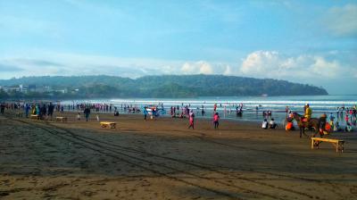 Kondisi Surut, Pesisir Pantai Barat Pangandaran Menjadi Sangat Luas