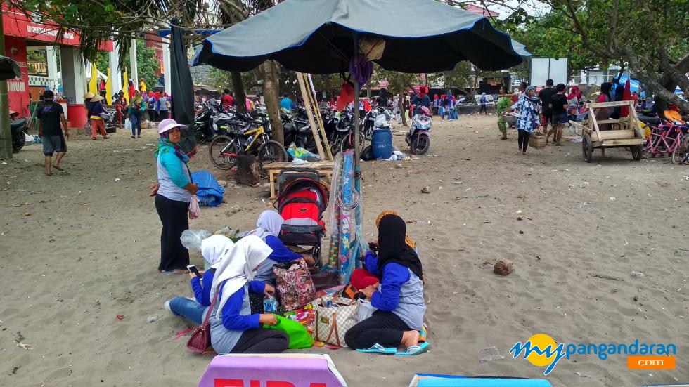 Lesehan di Pantai Pangandaran 