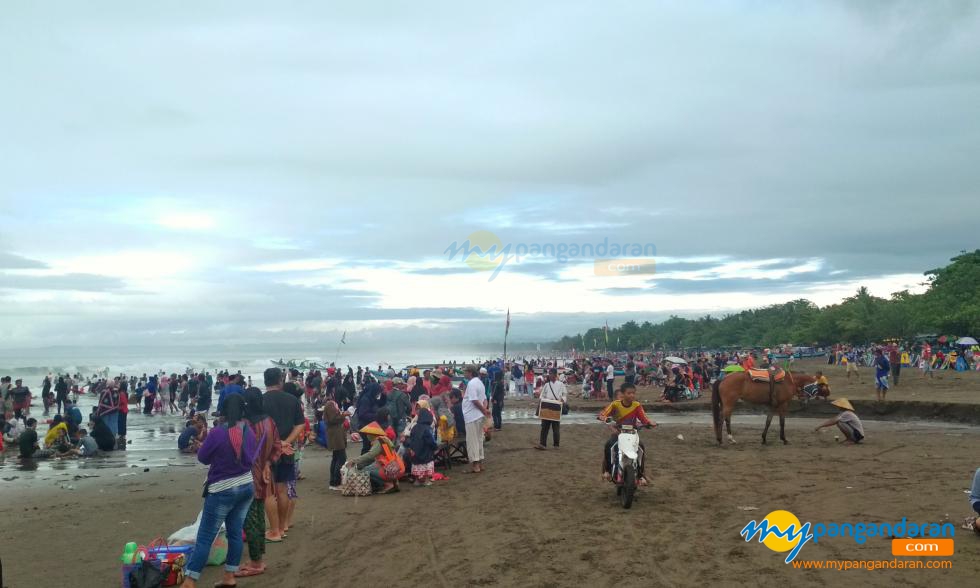 Libur Natal Tiba, Pantai Pangandaran dikunjungi Banyak Wisatawan