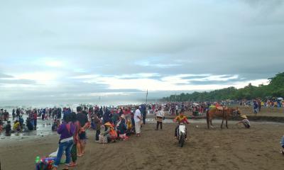 Libur Natal Tiba, Pantai Pangandaran dikunjungi Banyak Wisatawan