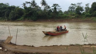 Potret Mbah Suryadi, Sang Juru Mudi Perahu Di Perbatasan Pangandaran