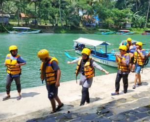 Melihat dan Menikmati Indahnya Sungai Green Canyon