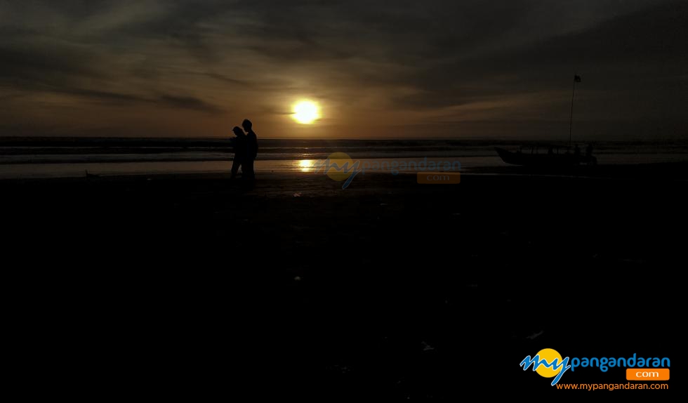 Melihat Keindahan Panorama Sunset di Pantai Barat Pangandaran