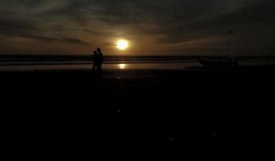 Melihat Keindahan Panorama Sunset di Pantai Barat Pangandaran