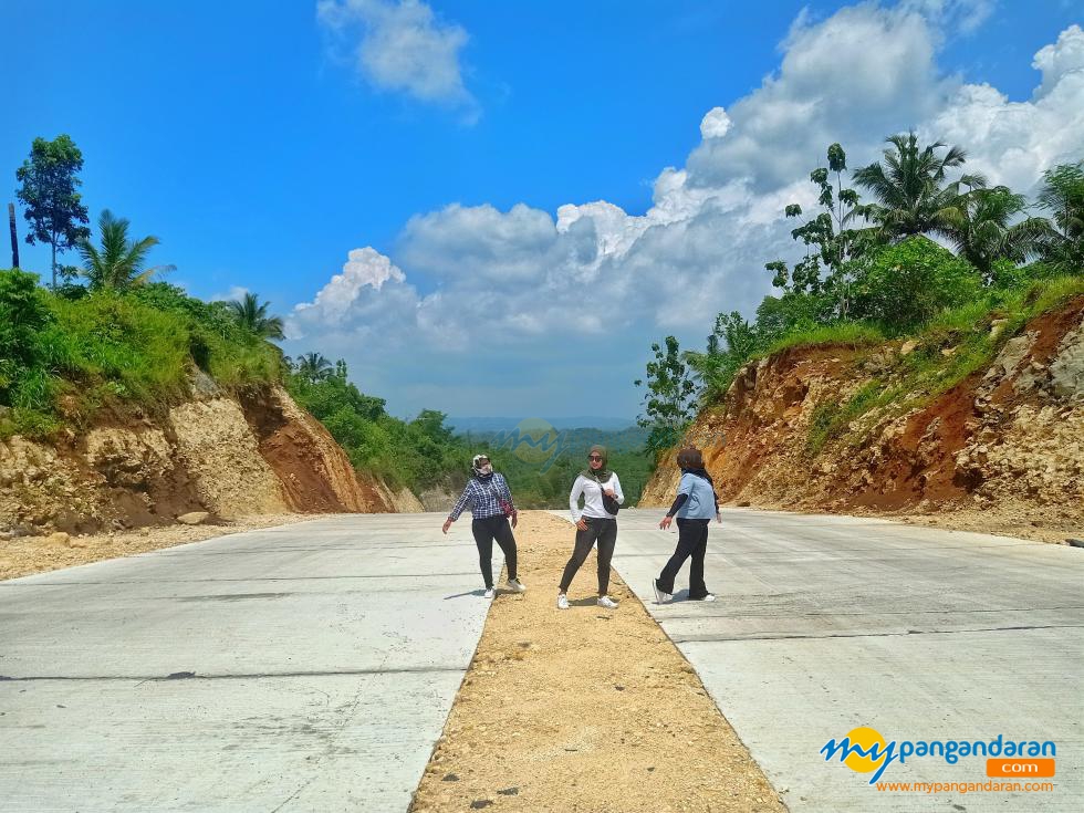 Membelah Bukit, Ini Penampakan Jalan Baru di Pangandaran Dengan  Pemandangan Indah