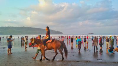 Menikmati Indahnya Pantai dengan Berkuda.