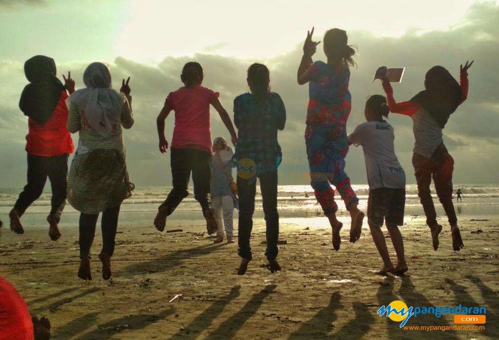 Menikmati Suasana Senja di Pantai Pangandaran dengan Berphoto Ria
