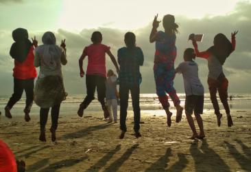 Menikmati Suasana Senja di Pantai Pangandaran dengan Berphoto Ria