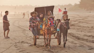 Menikmati Wisata Pantai Sambil Naik Andong di Pantai Pangandaran