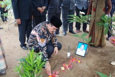 Menjelang Milangkala Kab. Pangandaran, Bupati Ziarah ke Makam Para Presidium