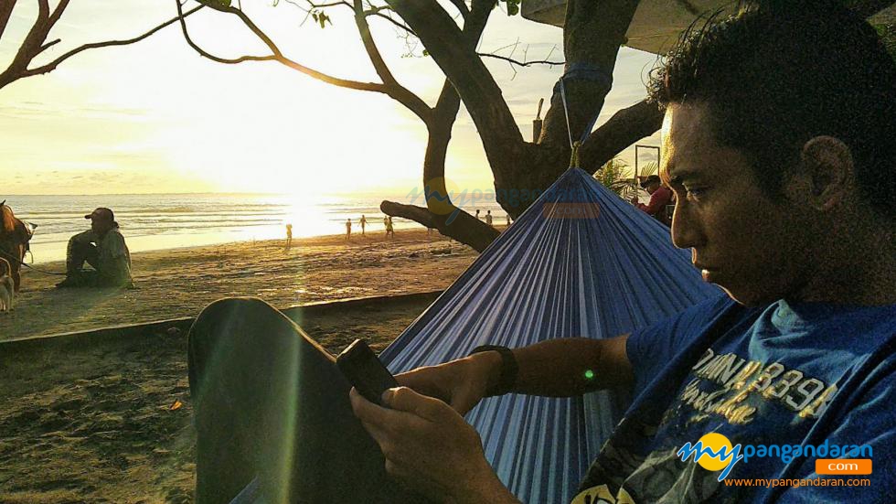 Menunggu Senja di Atas Ayunan Hammock