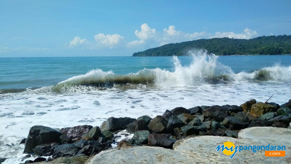 Menikmati Indahnya  Deburan Ombak Pantai Timur Pangandaran