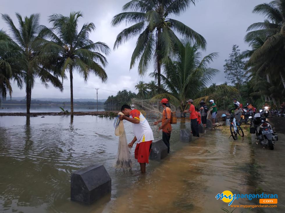 Ngaheurap!!! Kegiatan Warga Desa Bojong Ketika Banjir