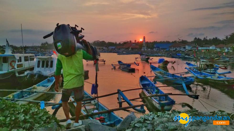 Memotret Rutinitas Nelayan Pangandaran Bersiap Melaut Saat Senja