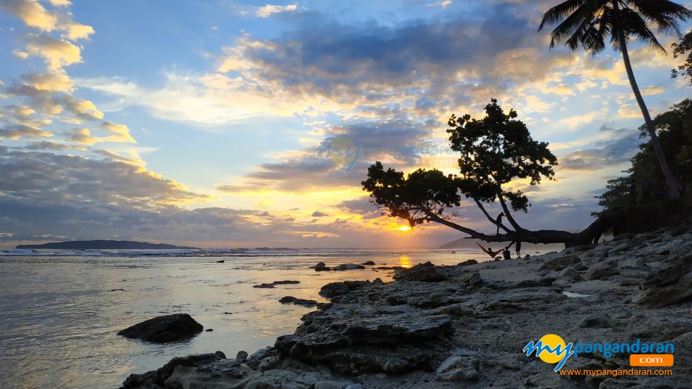 Pesona Keindahan Pantai Karapyak Pangandaran