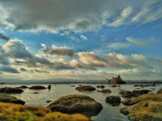 Pesona Pantai Pasir Putih Ketika Surut