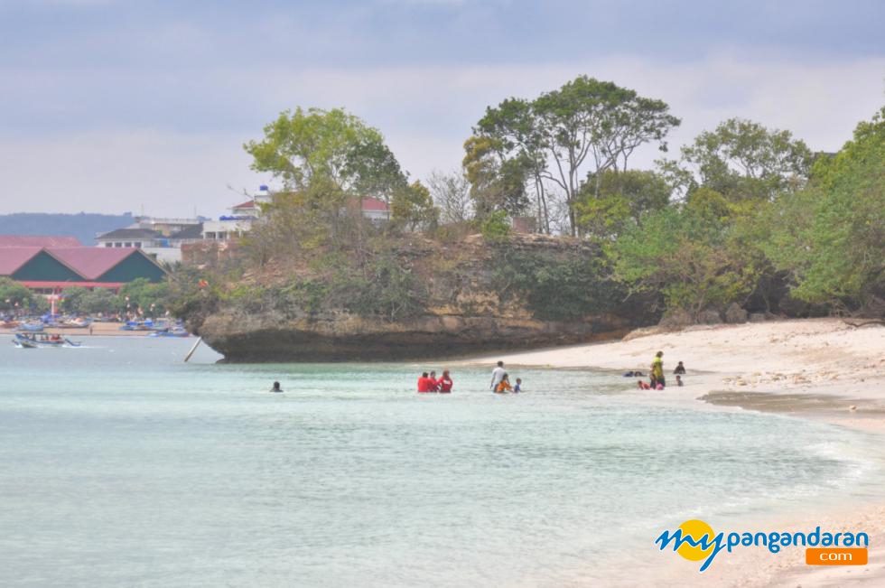 Pesona Pasir Putih di Hari Weekday