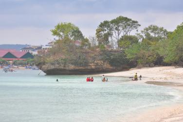 Pesona Pasir Putih di Hari Weekday