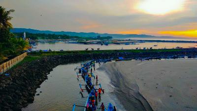 Potret Antrian Perahu Nelayan di Muara sungai Cikidang