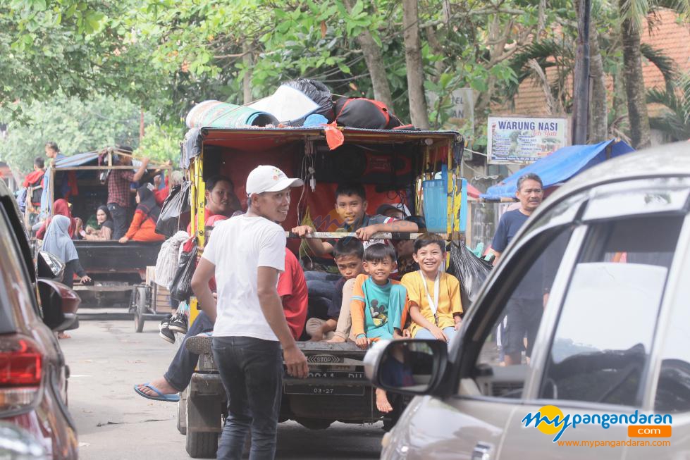 Potret Cara Unik Menikmati Pantai Pangandaran