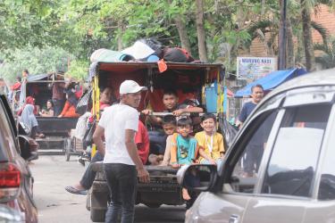 Potret Cara Unik Menikmati Pantai Pangandaran