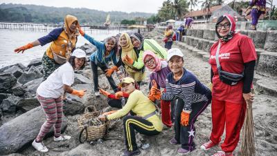 Potret Gema Panbers, Gerakan Emak-emak Bersih Pantai