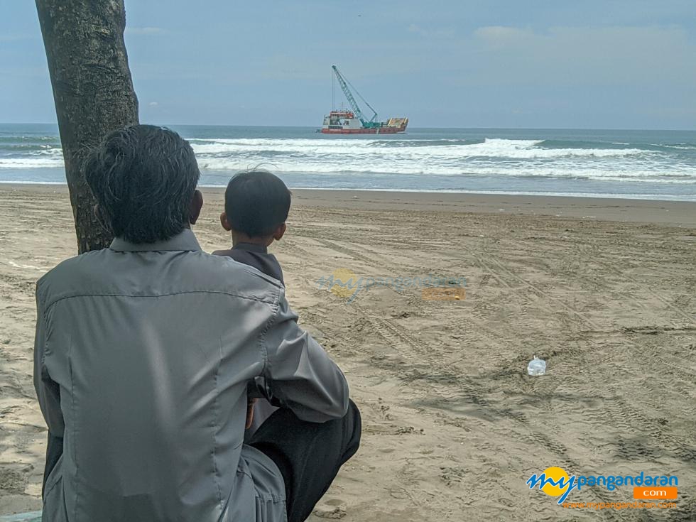 Potret Kapal Besar Menepi di Pantai Barat Pangandaran