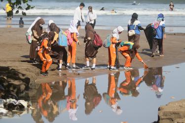 Potret Kegiatan World Clean Up 2021 Pantai Barat Pangandaran