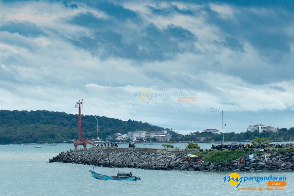Potret Keluar Masuk Perahu Nelayan Pangandaran di PPI Cikidang