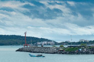 Potret Keluar Masuk Perahu Nelayan Pangandaran di PPI Cikidang