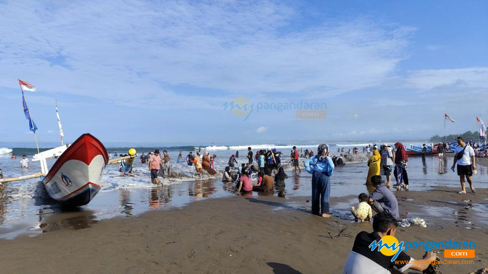 Potret Liburan Kenaikan Isa Almasih di Pantai Barat Pangandaran